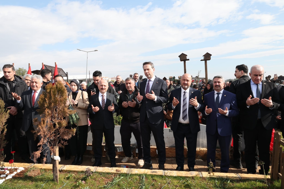 Bakan Bayraktar, depremzedelerle bir araya gelip mezarlık ziyareti yaptı -
