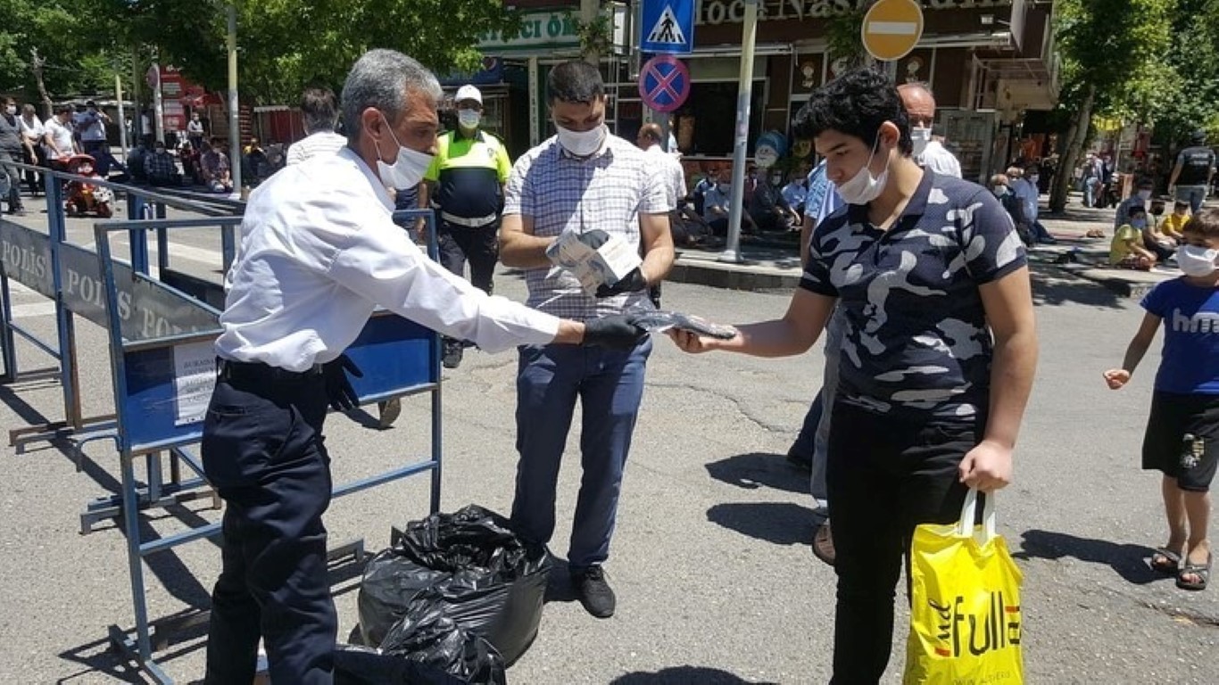 İlk Cuma Seccade ve Maskeler Belediyeden