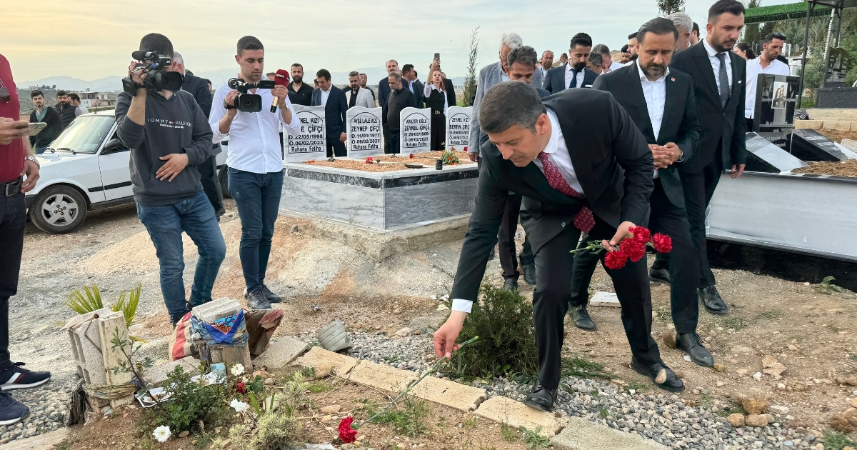Tutdere ilk ziyaretini Deprem Şehitliğine gerçekleştirdi