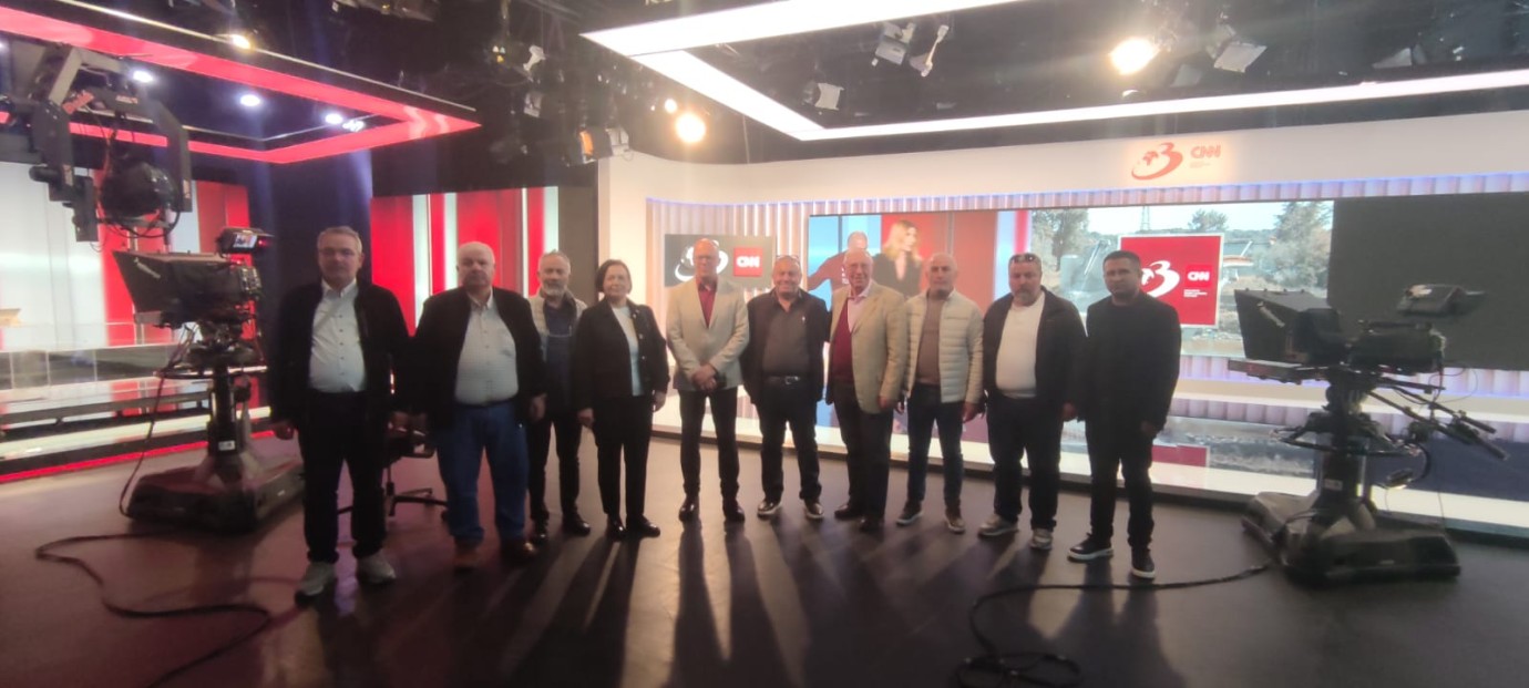 Gazeteciler Antena CNN'i Gezdi