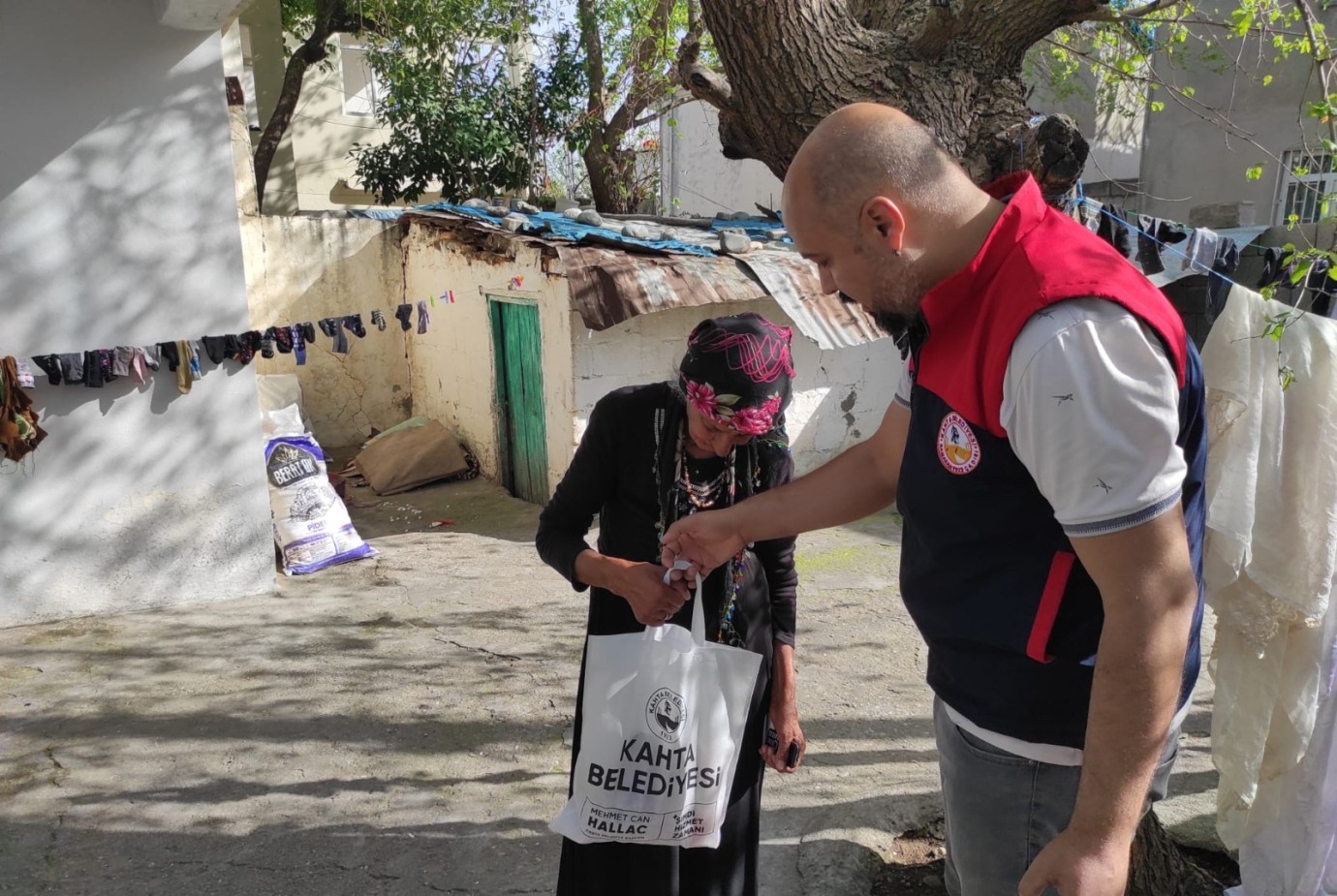 Kahta Belediyesi İhtiyaç Sahibi Ailelere Bayram Şekeri ve Kolonya Ulaştırdı