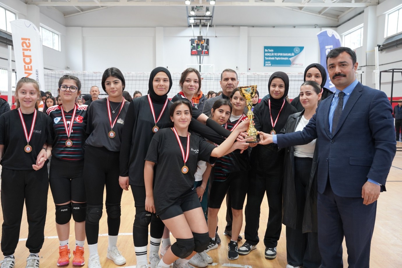 Kahta Belediyesi Gençlik Meclisi Voleybol ve Futbol Turnuvaları Final Maçları Oynandı
