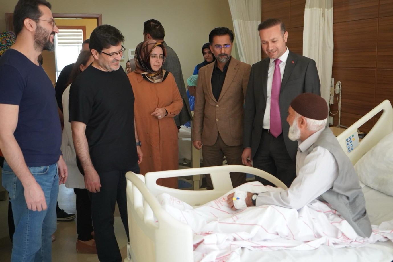 Başhekim Turgut, deprem sonrası ilk kornea nakli yapılan hastaları ziyaret etti
