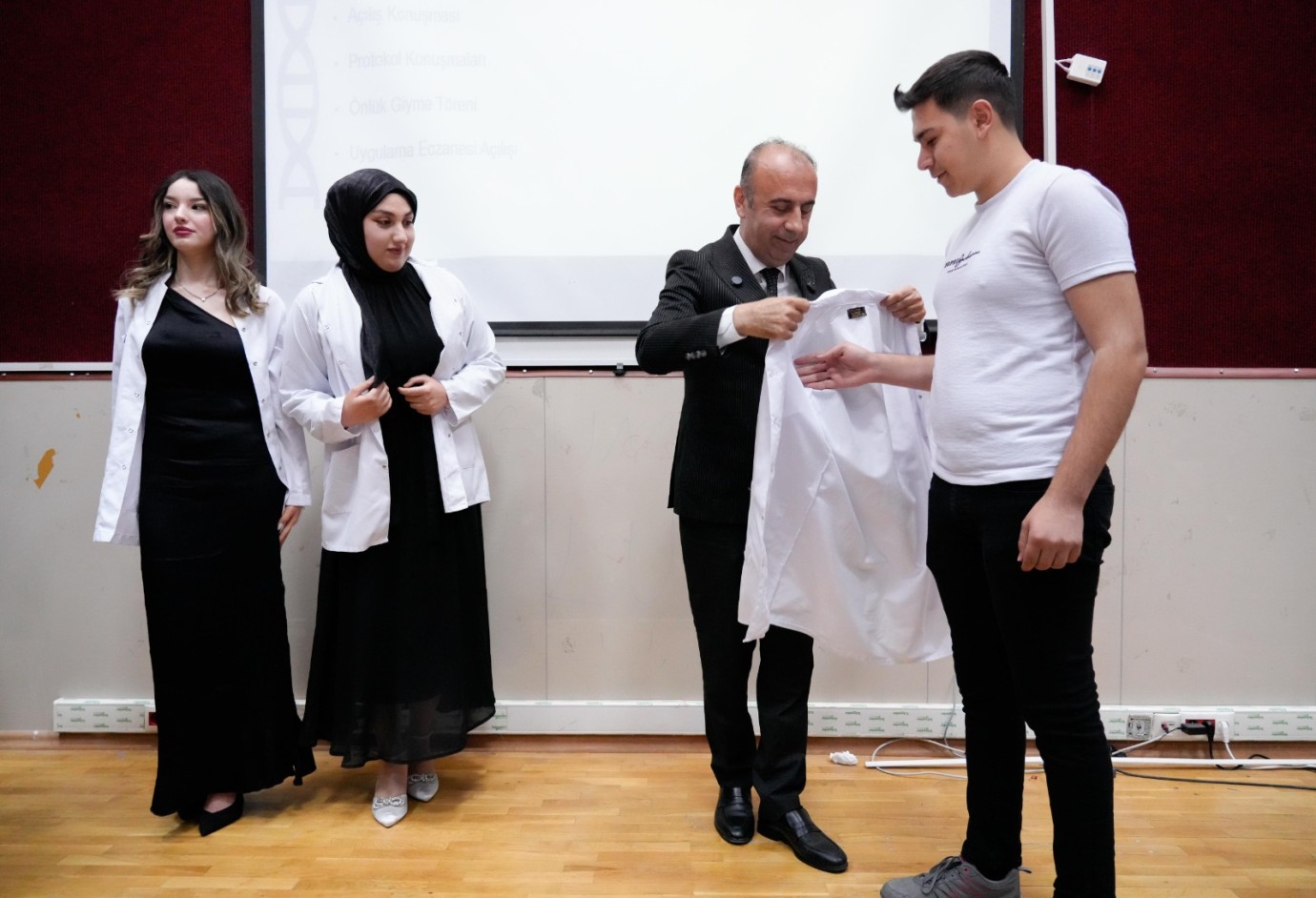 Adıyaman Üniversitesi Eczacılık Fakültesinde Beyaz Önlük Heyecanı Yaşandı