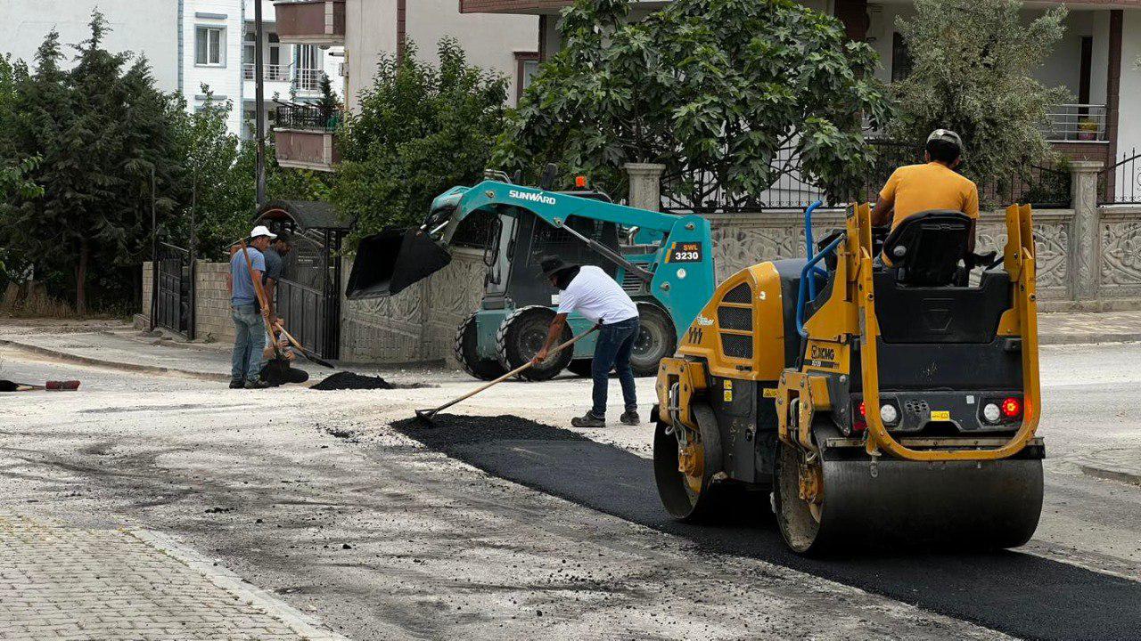 Adıyaman Belediyesi 8 Mahallede Yama ve Dolgu Çalışmalarını Sürdürüyor