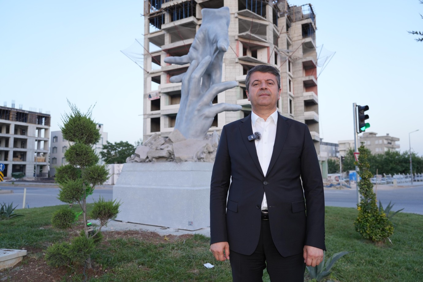 Adıyaman Belediyesi, 6 Şubat’taki yardımlaşmayı ‘Dayanışma Eli Anıtı’ ile ölümsüzleştirdi