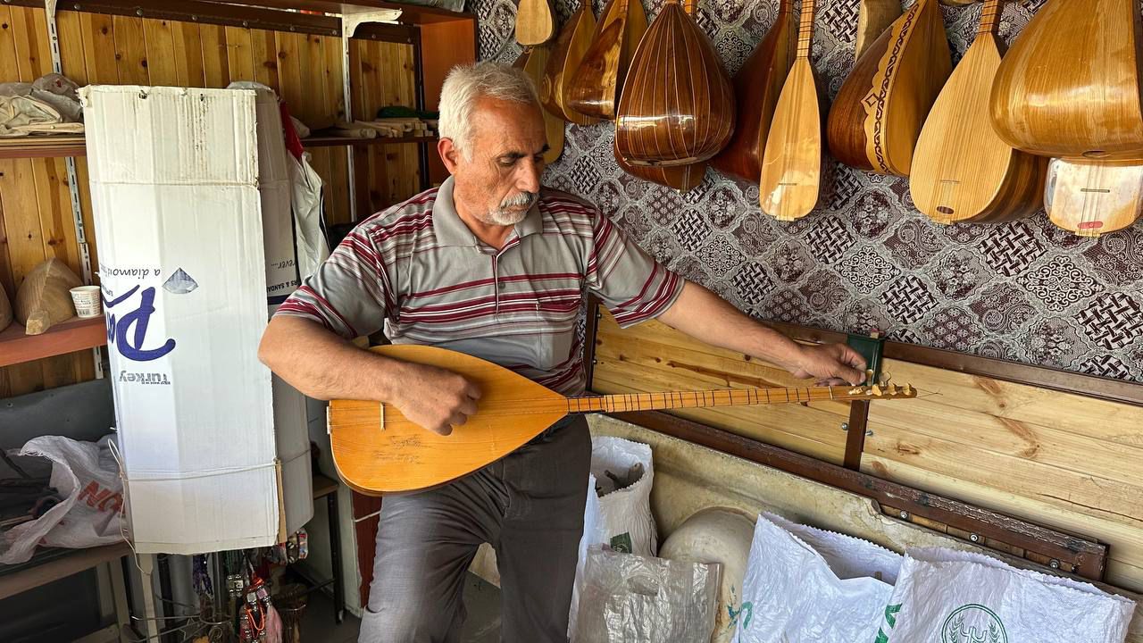 Depremde atölyesi yıkılan saz ustasına Adıyaman Belediyesi sahip çıktı