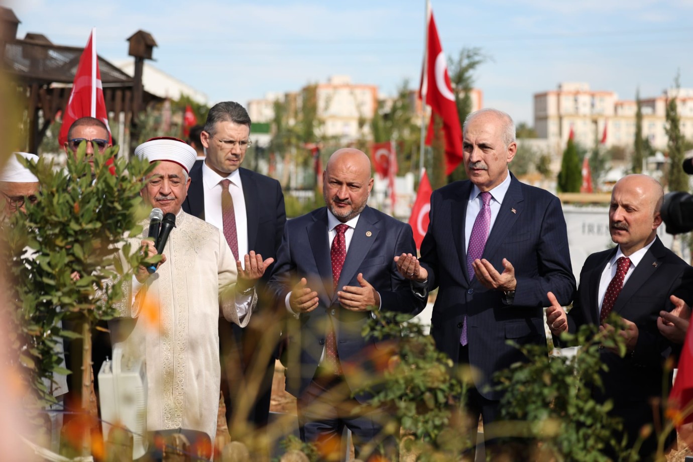 Kurtulmuş, Adıyaman’da Deprem Şehitleri Mezarlığı’nı Ziyaret Etti