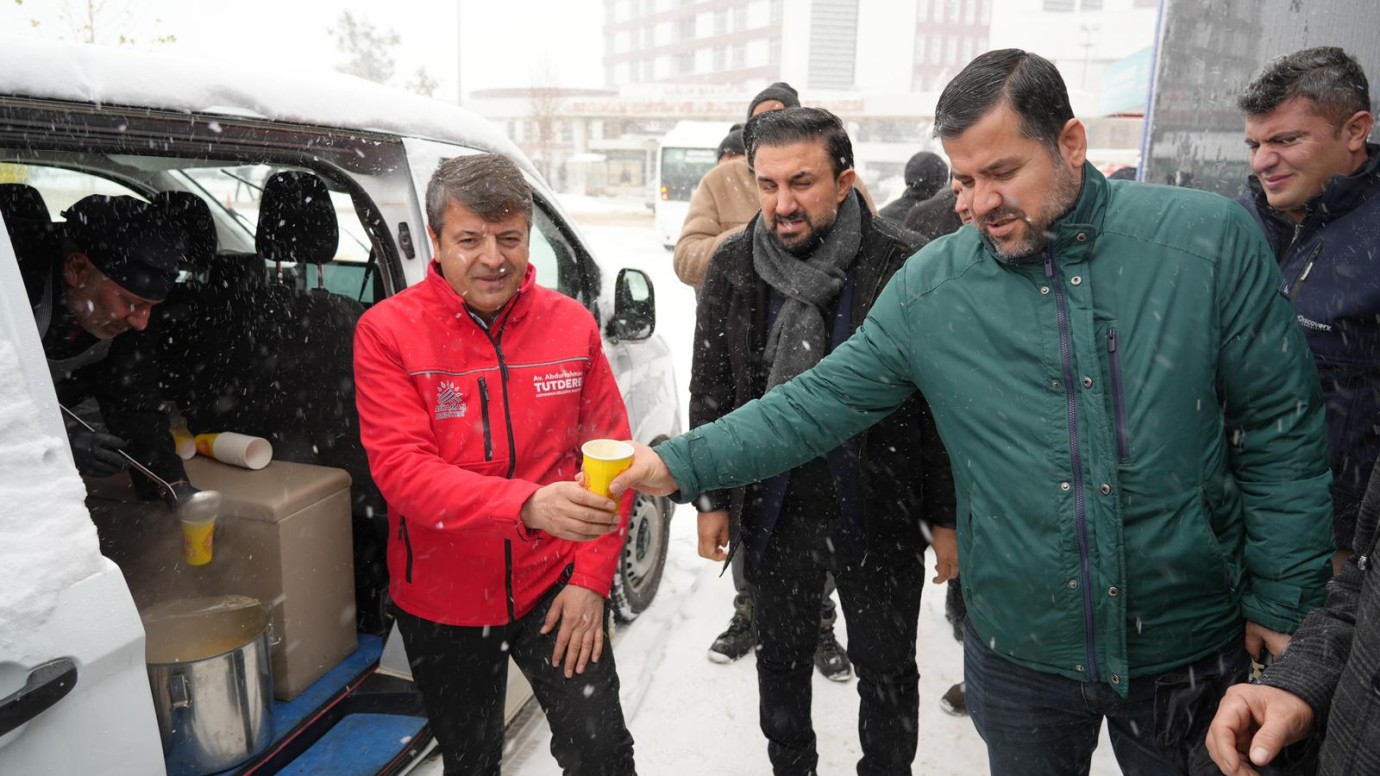 Başkan Tutdere’den Yürekleri Isıtan İkram: Kar Yağışında Sıcak Çorba Desteği