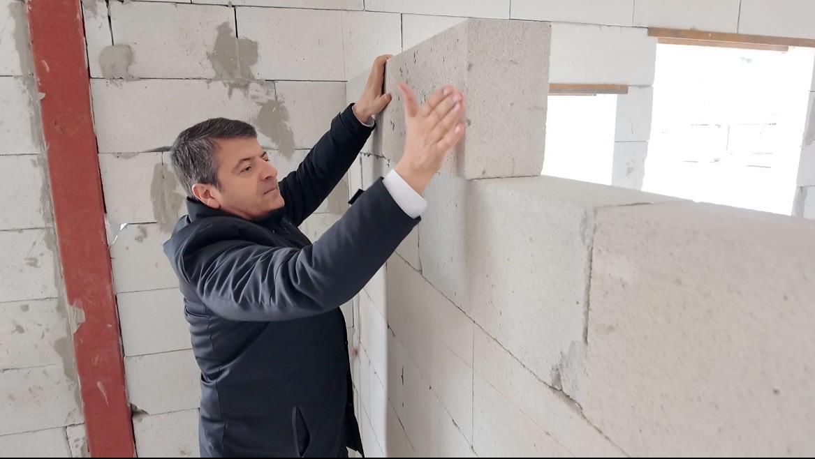 Sümerevler Gündüz Bakım Evi yükseliyor: Başkan Tutdere emekçilerle birlikte tuğla ördü