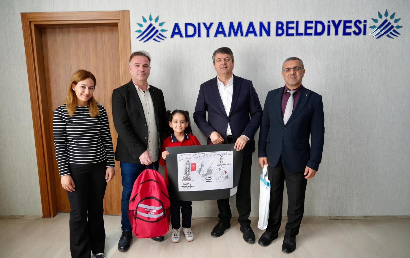 Başkan Tutdere’den minik ressamlara anlamlı ödül