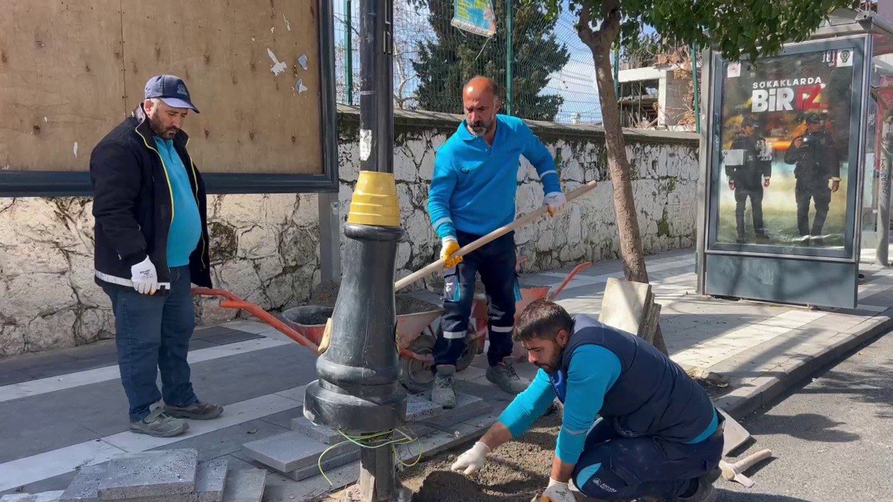 Adıyaman Belediyesi depremde zarar gören aydınlatma hatlarını yeniliyor