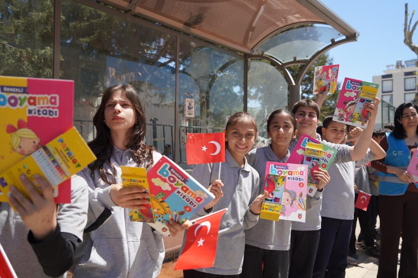 Başkan Tutdere’nin bayram hediyesi çocukların yüzünü güldürdü