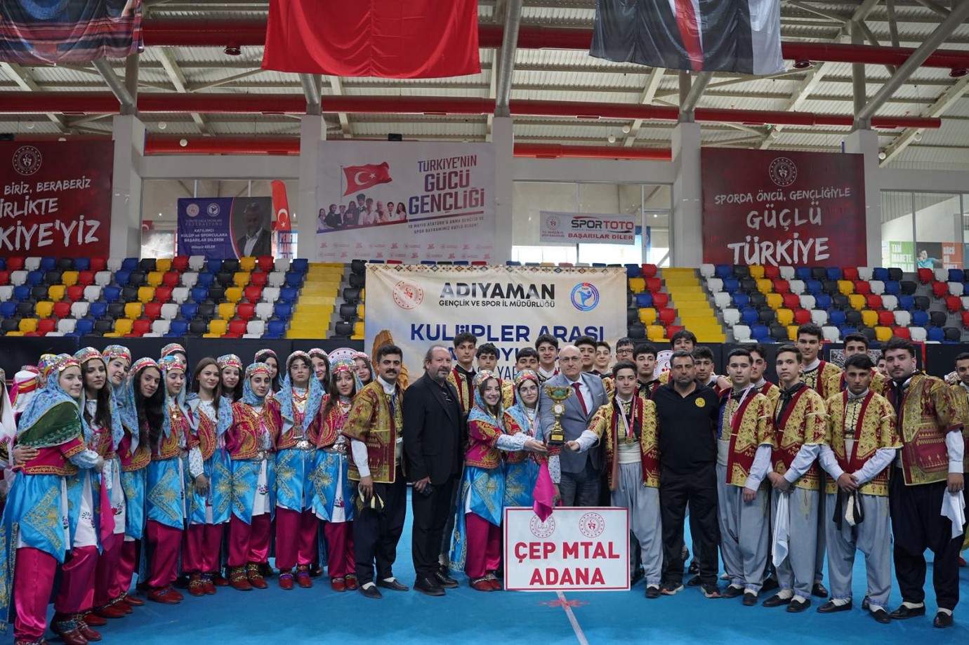 Adıyaman’da Halk Oyunları Coşkusu