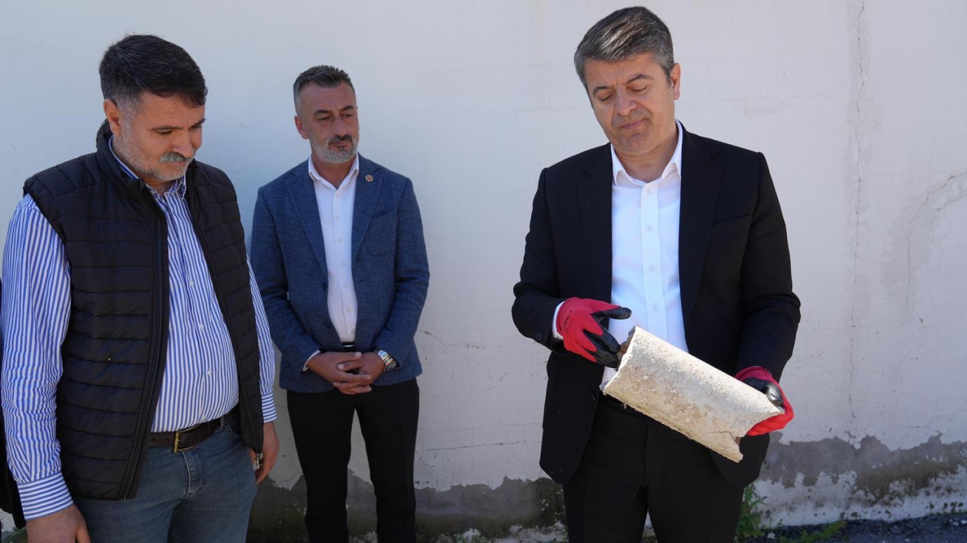 Başkan Tutdere eski boruları göstererek anlattı: “Adıyaman’ın altında yeni bir Adıyaman inşa ediyoruz”