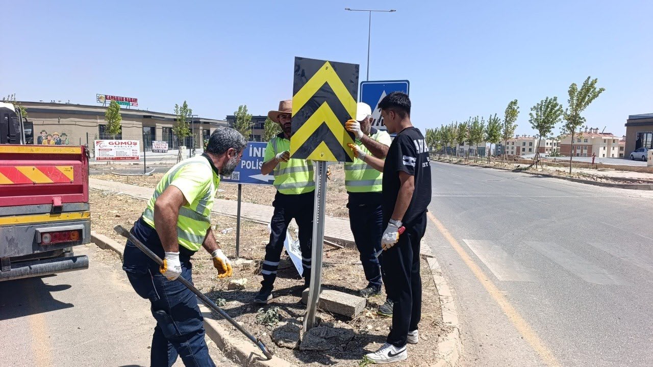 Adıyaman’da trafik güvenliği için uyarı levhaları yenileniyor