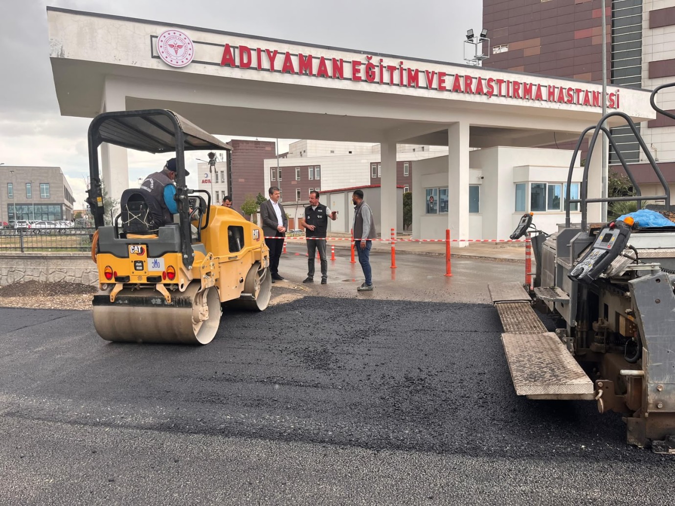 Adıyaman Belediyesi’nden hastaneler bölgesinde hafta sonu asfalt mesaisi