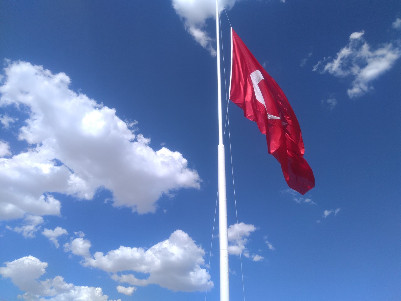 Başkan Sözünü Tuttu ve Dev Bayrağı Dikti