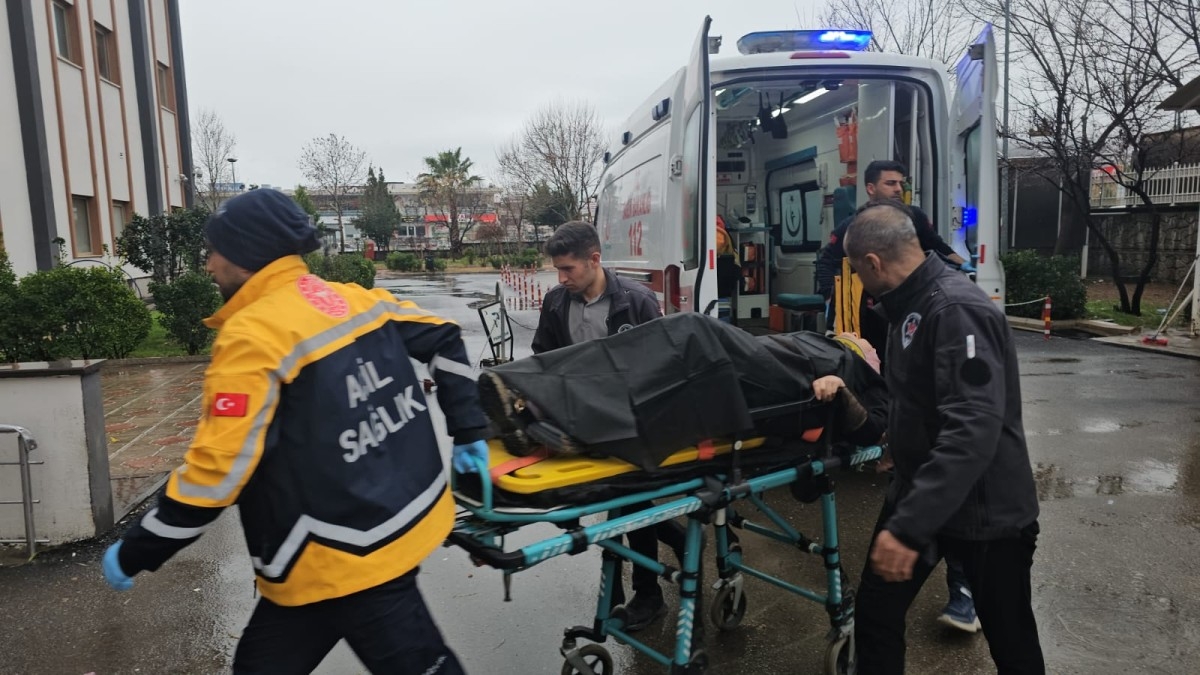 Samsat’ta minibüs ile otomobil çarpıştı: 2 yaralı