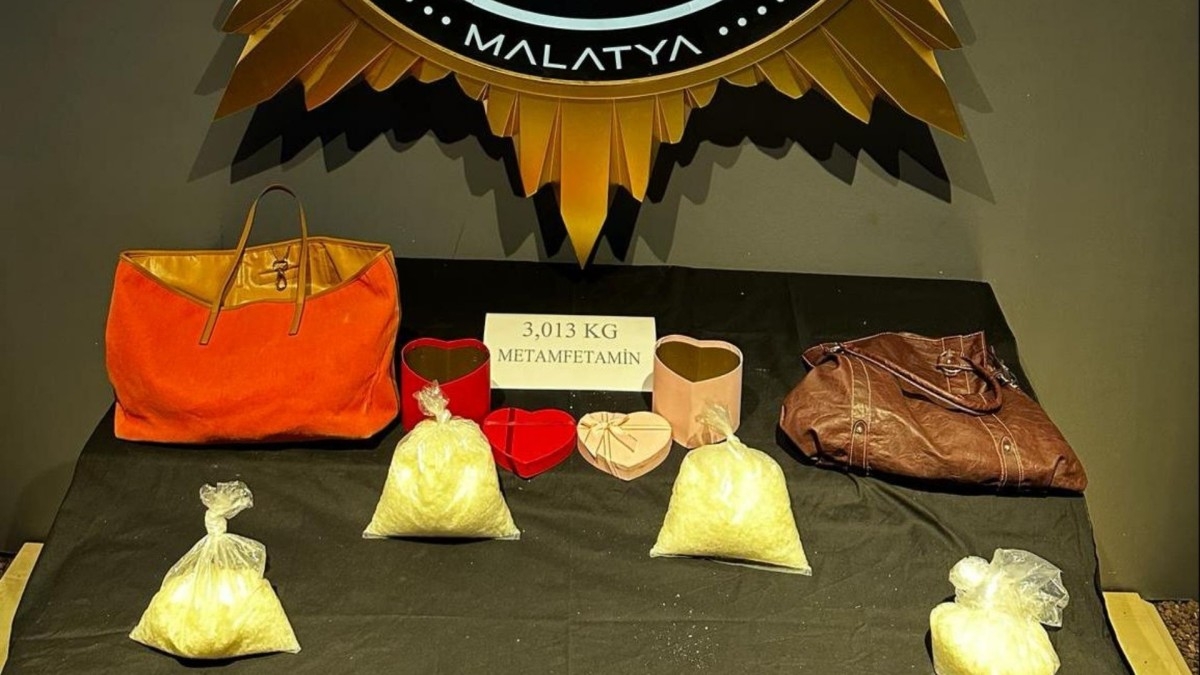 Kadın yolcunun bagajında 3 kilo metamfetamin ele geçirildi