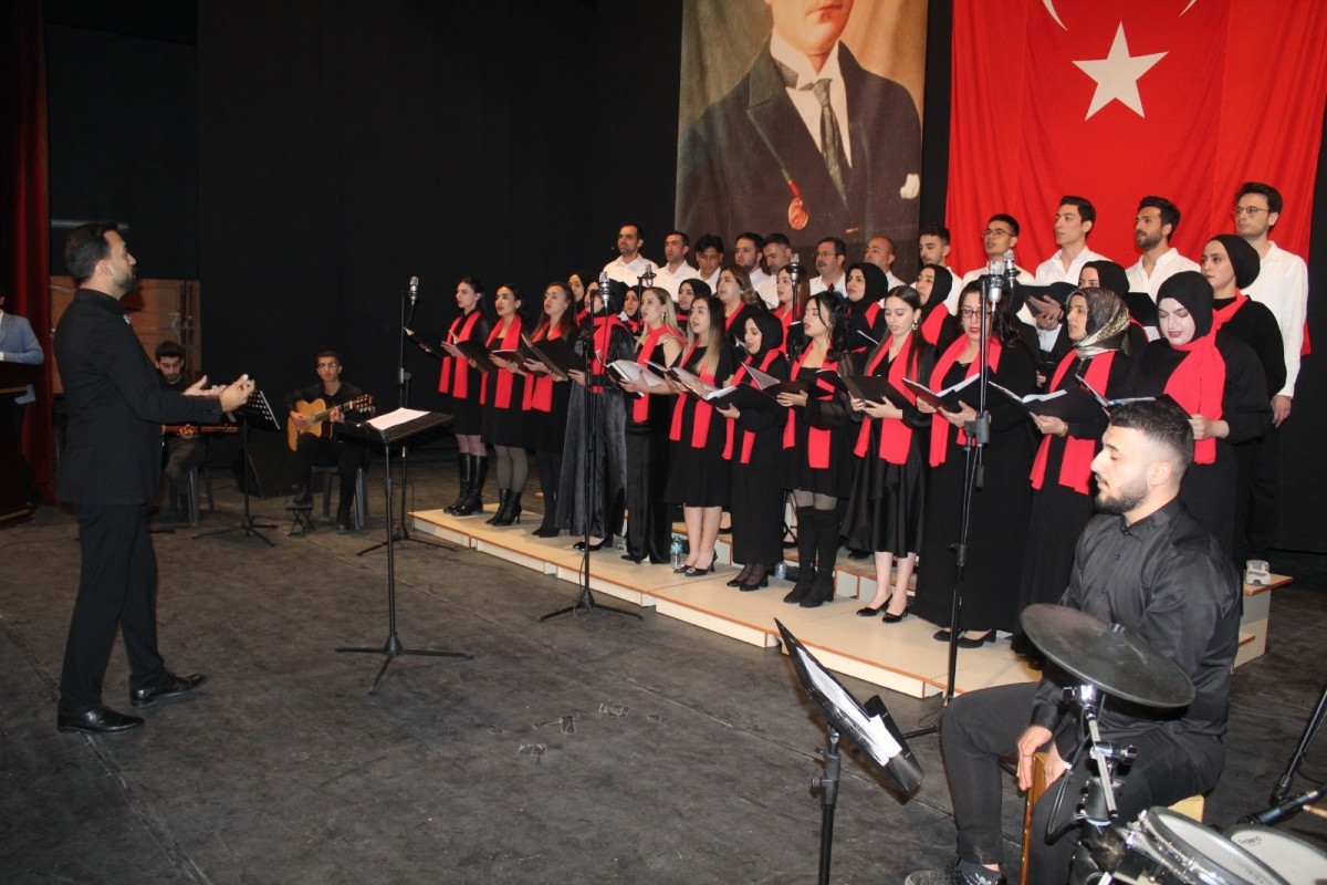 Öğretmenler Korosu izleyicisinden büyük beğeni aldı