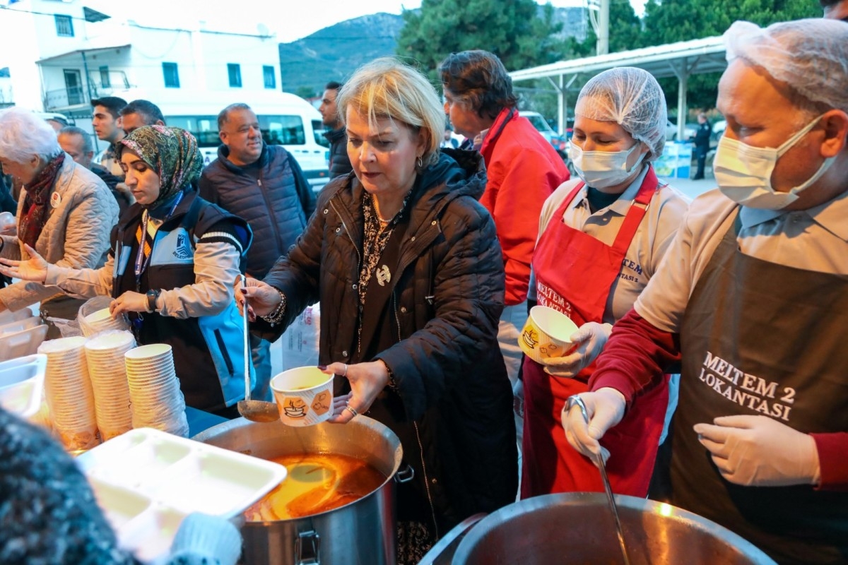 Bodrum'da gelenek bozulmadı: Mahalle sakinleri iftarda buluştu  - Videolu Haber