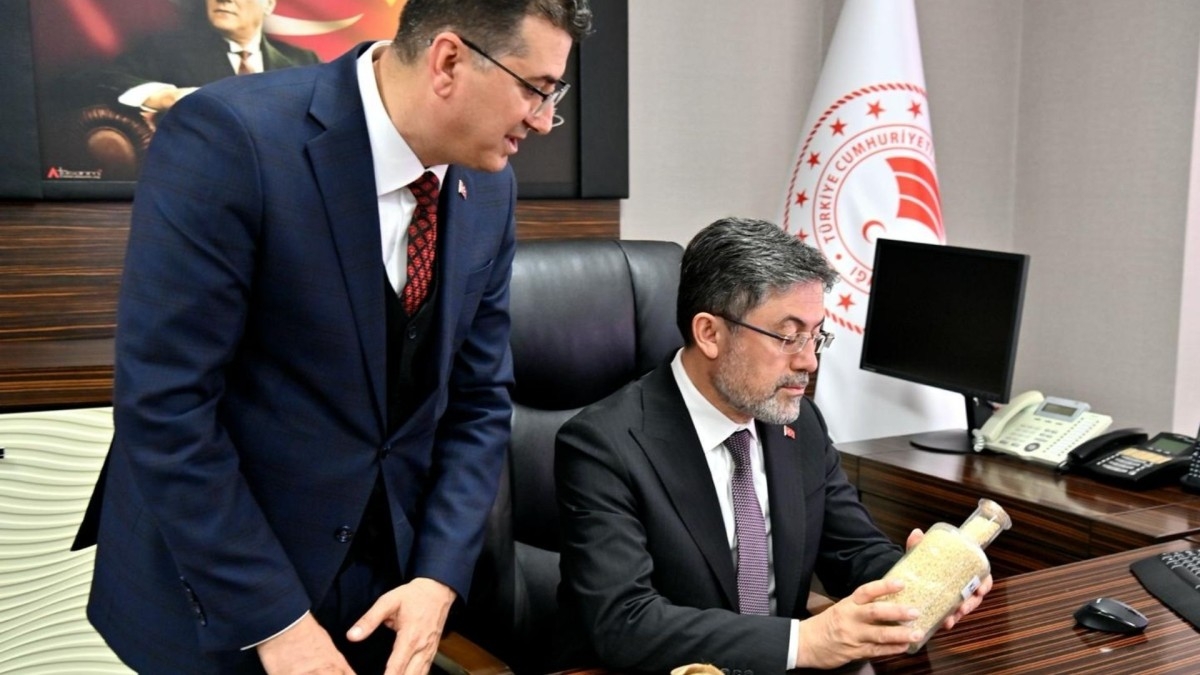 Bakan Yumaklı Şanlıurfa’da çiftçilere tohum teslim etti