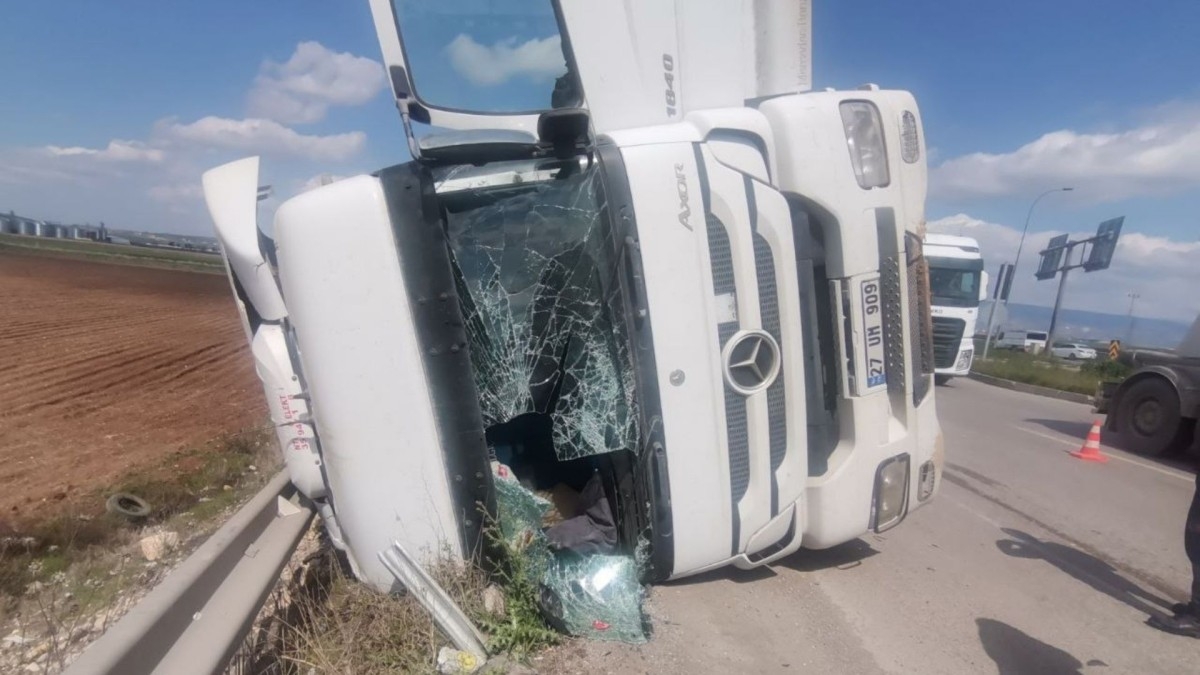Kahramanmaraş'ta beton mikseri devrildi: Sürücü yaralandı  - Videolu Haber