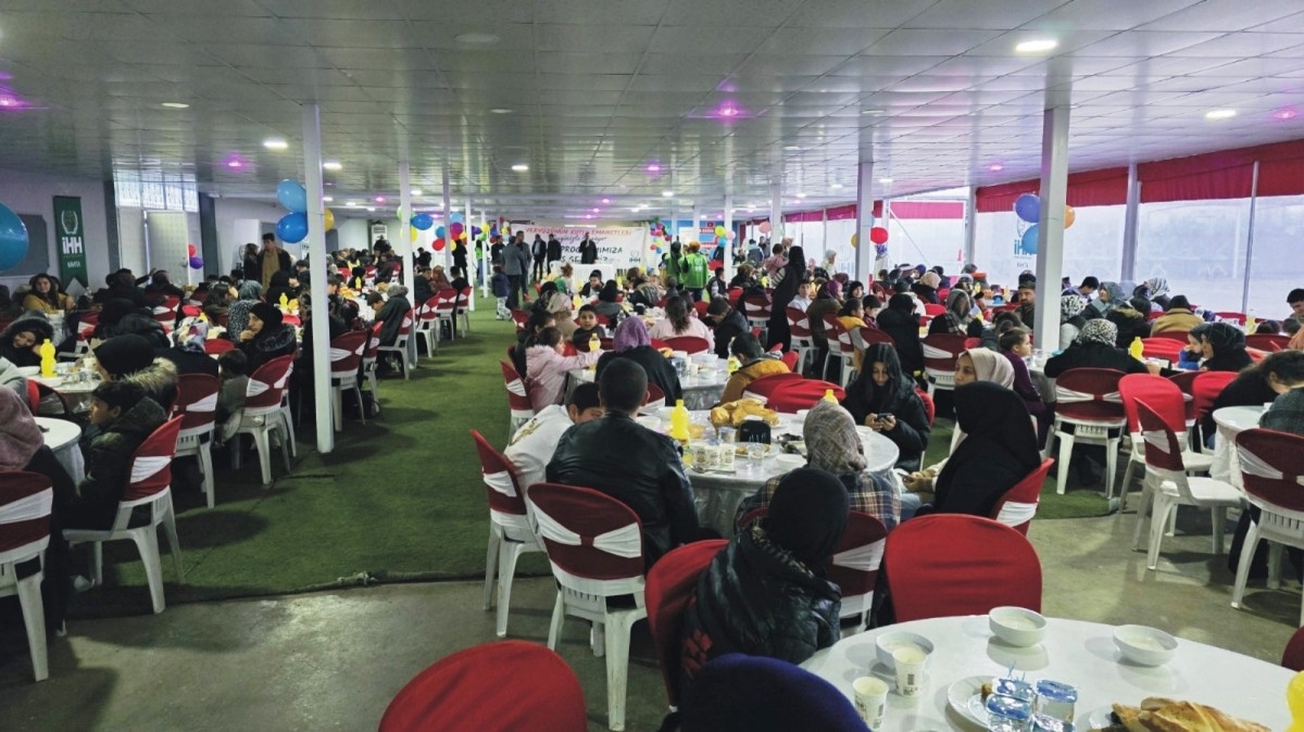 Kahta’daki yetimler iftarda buluştu