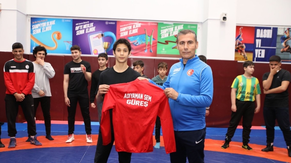 Adıyamanlı güreşçilere malzeme desteğinde bulunuldu