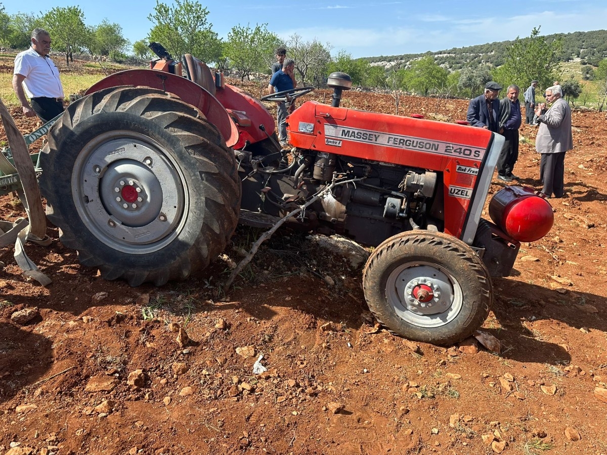 Devrilen traktörün altında kalan sürücü hayatını kaybetti