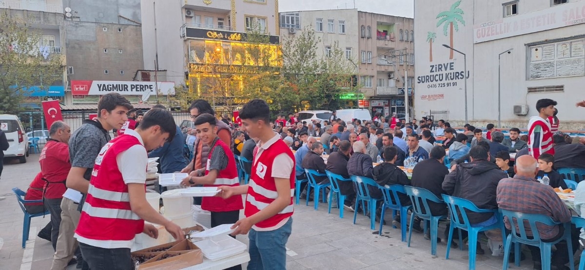 Türk Kızılay'ı Kahta’da 750 kişilik iftar yemeği verdi