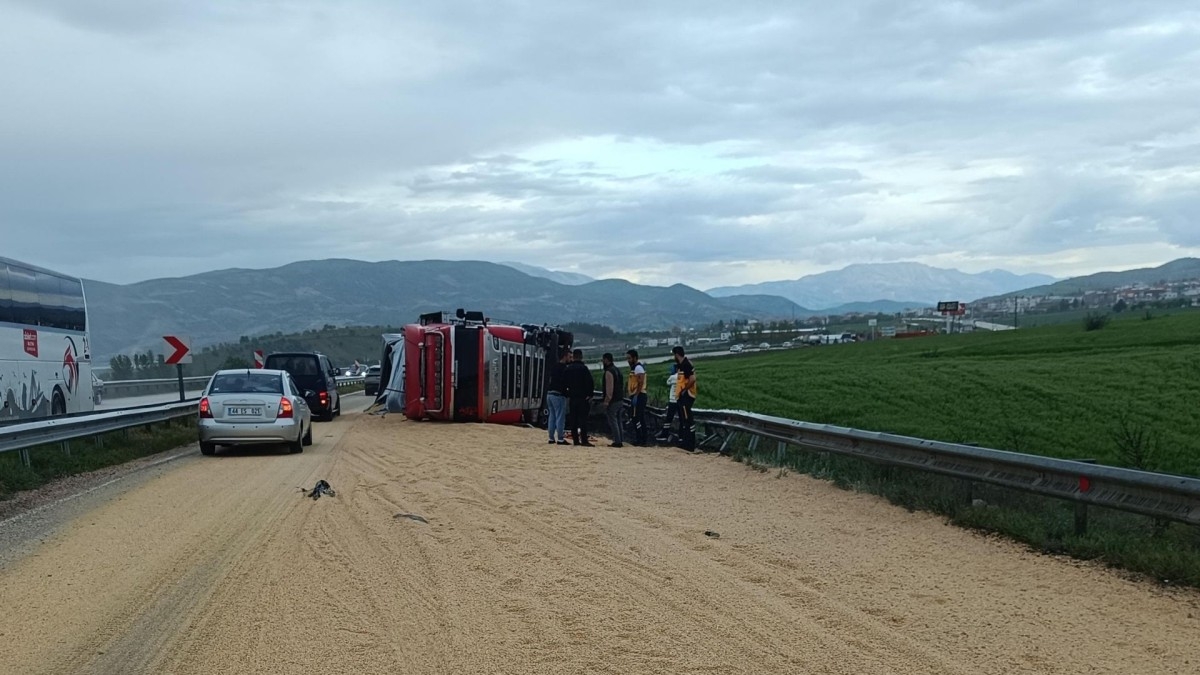 Devrilen mısır yüklü TIR'ın sürücüsü yaralandı