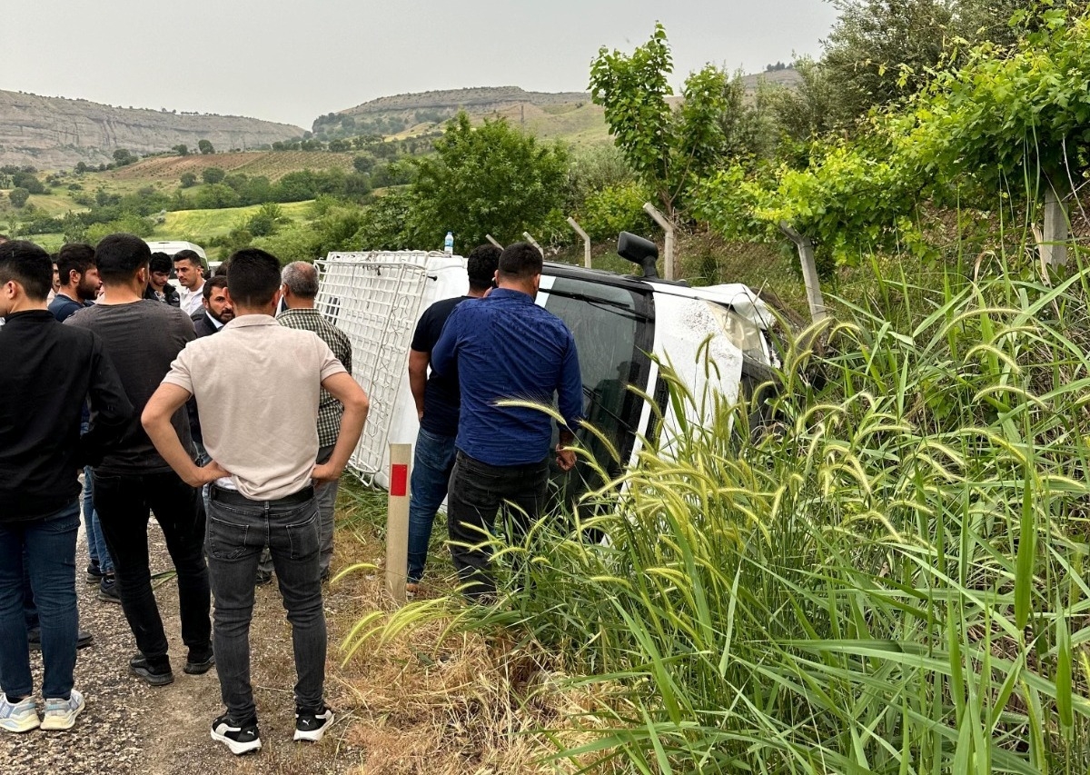 Kontrolden çıkan minibüs yan yattı: 14 yaralı