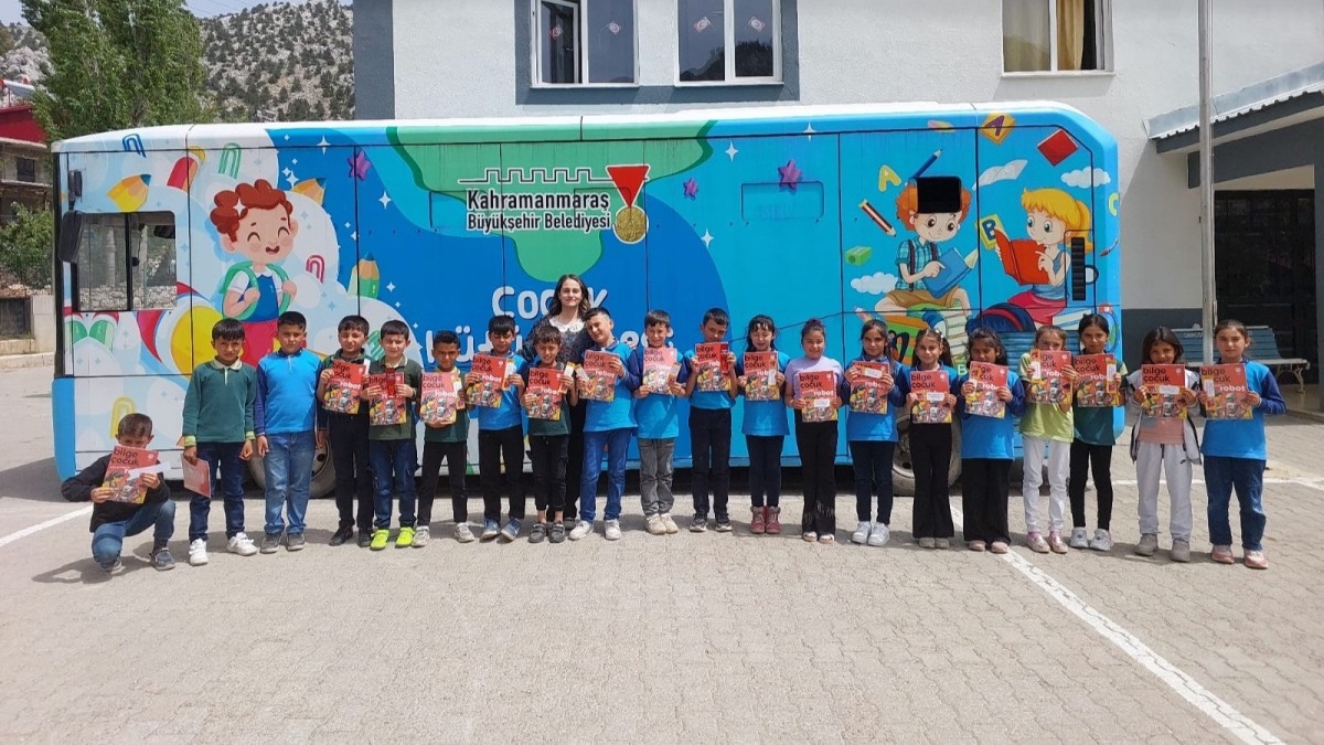 Mobil Çocuk Kütüphanesi minik gönüllere dokunmaya devam ediyor