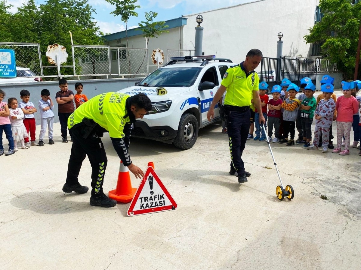 Anaokulu öğrencileri trafik kuralları hakkında bilinçlendiriliyor