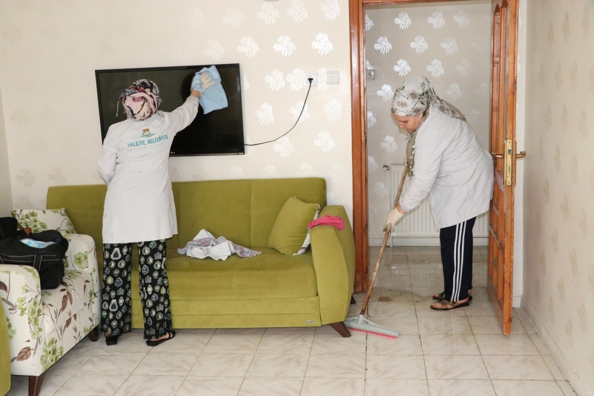 Haliliye’de evde bakım hizmeti ile haneler temizleniyor