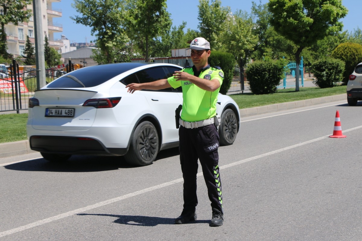 Emniyetten trafik uyarısı: Sağlıklı, güvenli ve huzurlu bir toplum için trafik kurallarına uyalım  - Videolu Haber