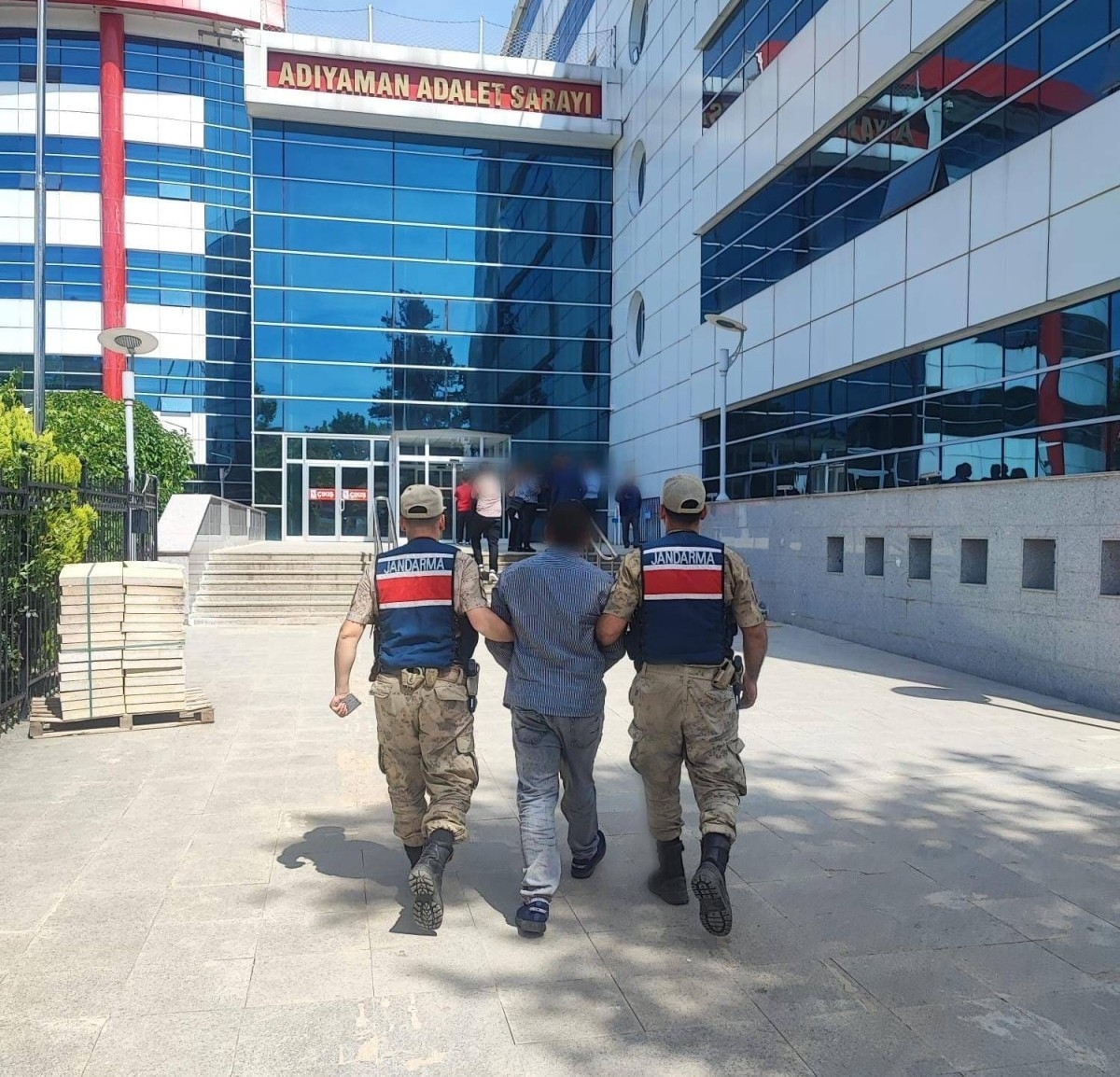 Göçmen kaçakçılığına 1'i organizatör 5 şüpheli gözaltına alındı
