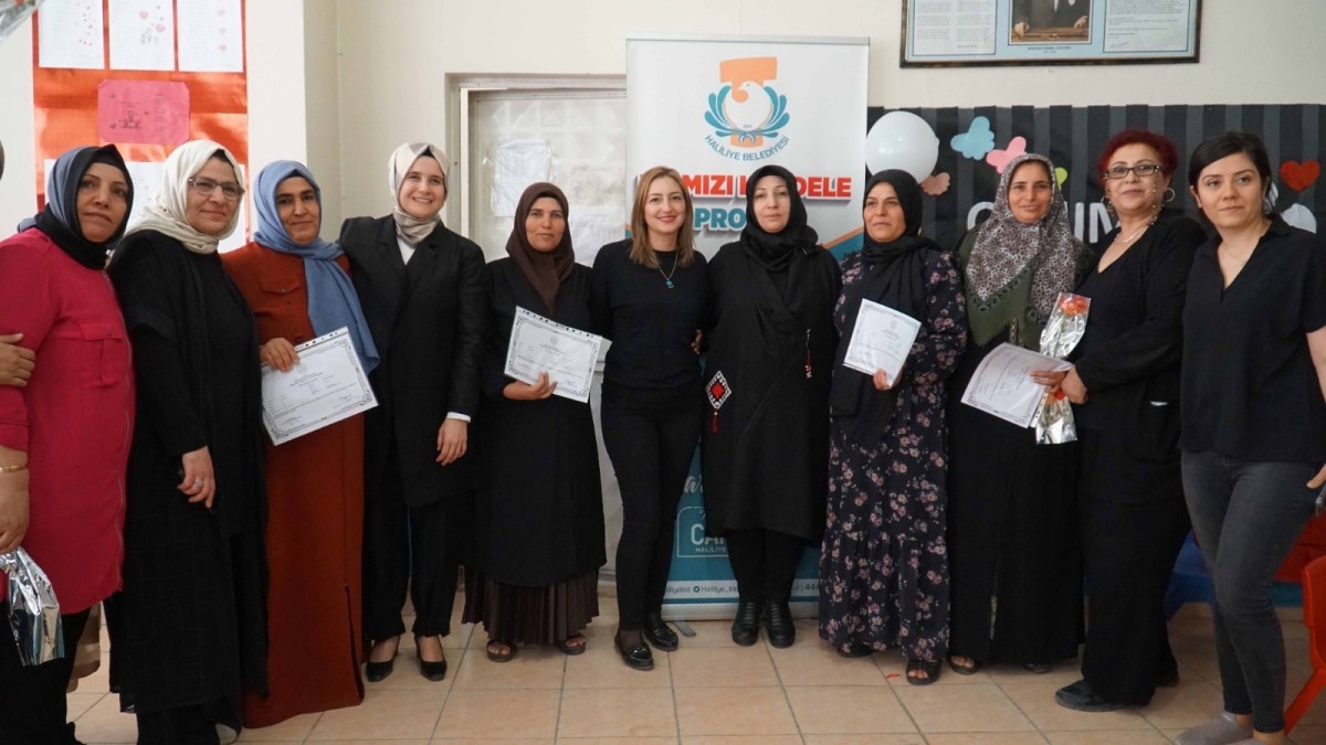 Anneler Haliliye Belediyesi ile okuma yazma sertifikalarını aldı   - Videolu Haber