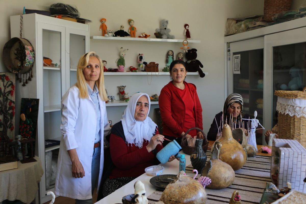 Enkazdan toplanan malzemeler Adıyamanlı kadınların elinde sanata dönüştü  - Videolu Haber