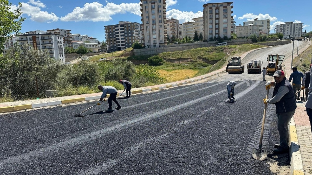 Kahta Belediyesi yol bakım ve onarım çalışmalarını sürdürüyor