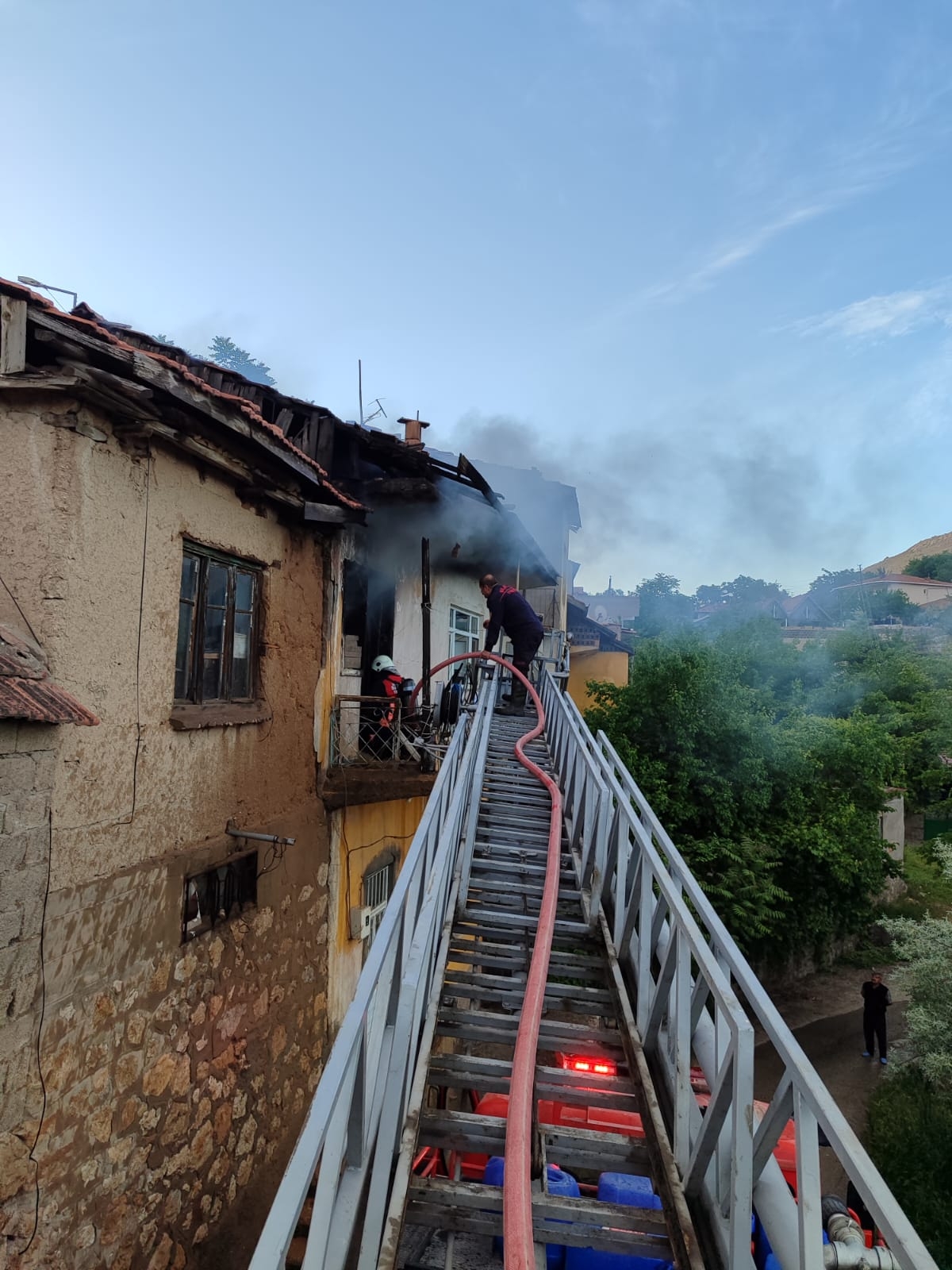Yangında dumandan etkilenen iki kişi tedavi altına alındı
