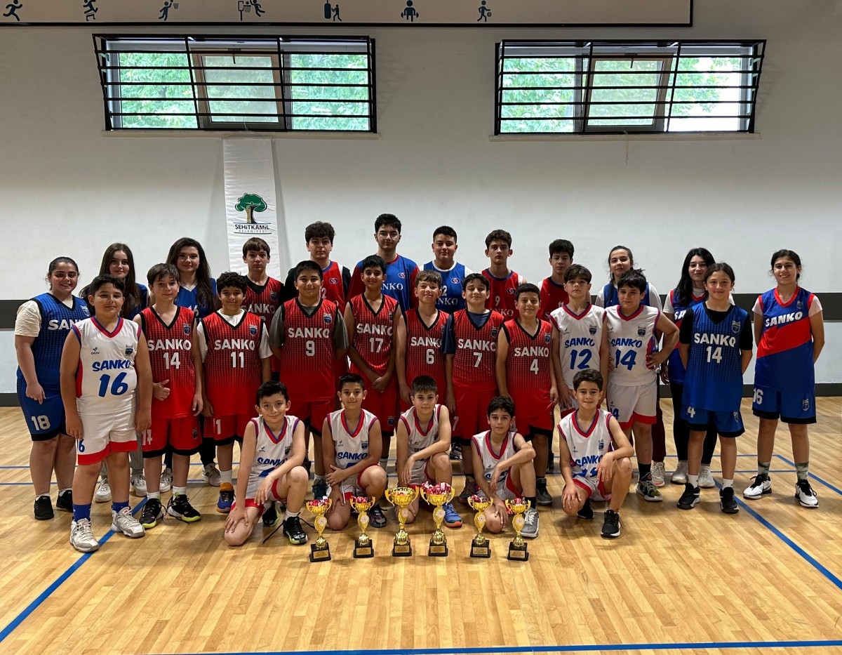 SANKO Okulları Basketbol Takımlarının şampiyonluk sevinci