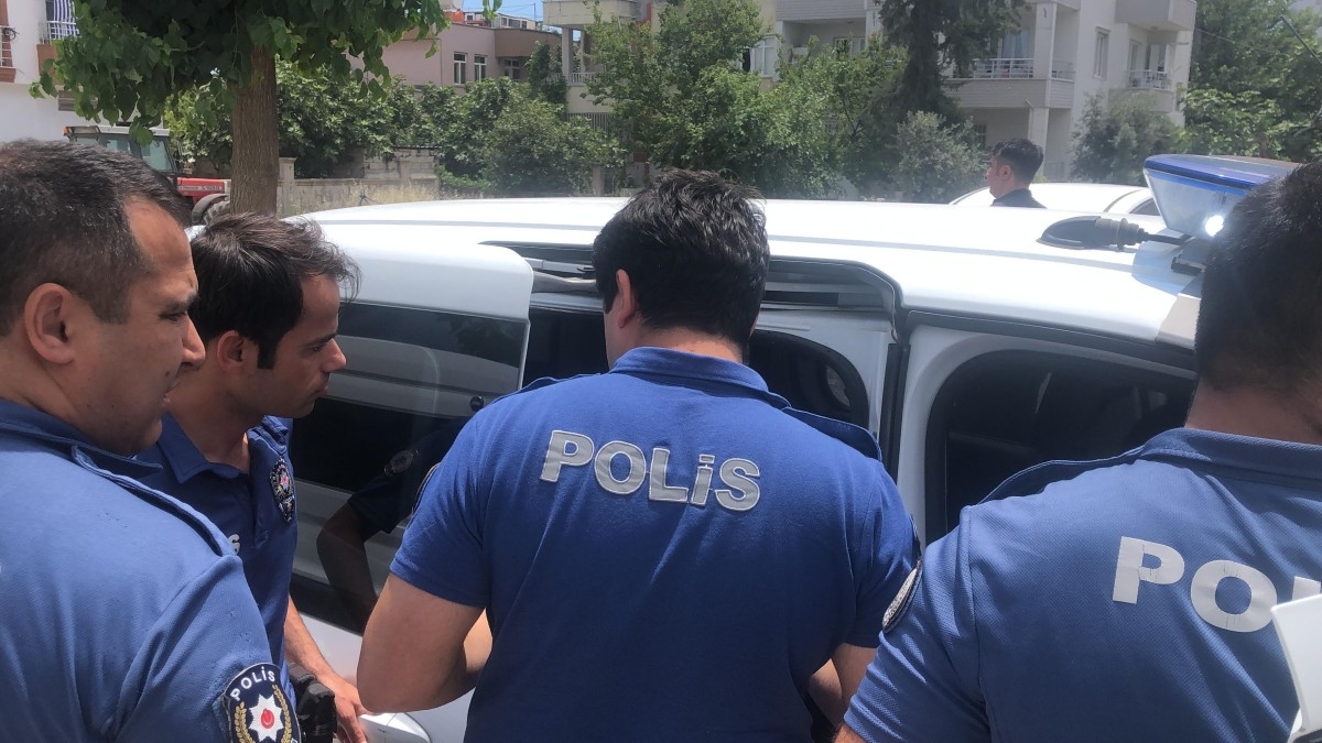 Sokak ortasında tartıştığı husumetlisinin boğazını kesti  - Videolu Haber