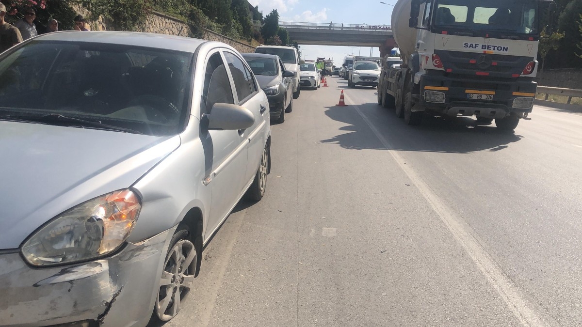 Altınşehir'de Köprüsü'nde zincirleme kaza  - Videolu Haber