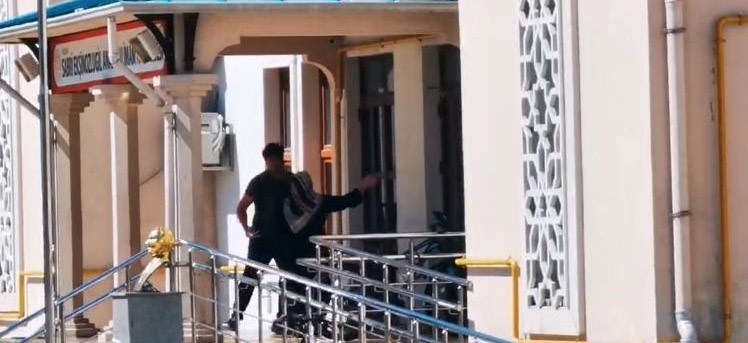 Yalova'da YKS'ye 2 dakika geciken 2 genç sınava alındı  - Videolu Haber
