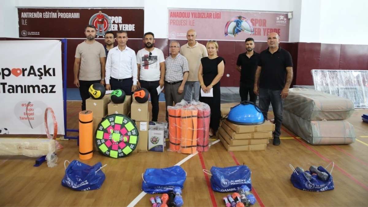 'Spor Aşkı Engel Tanımaz' projesi kapsamında malzeme dağıtımı yapıldı