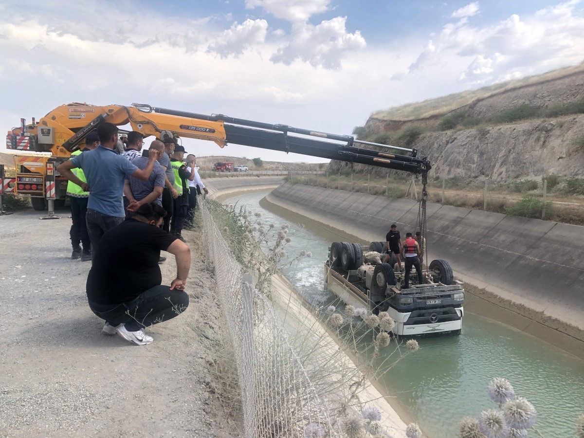 Adıyaman'da HES kanalına devrilen hafriyat kamyonunun sürücüsü öldü  - Videolu Haber