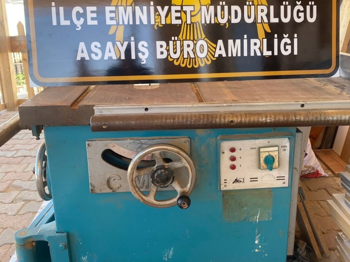 Depremde çalınan mobilya kesme makinesine 2 gözaltı